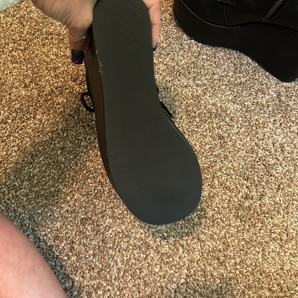 Boots - Picture 4 of 7